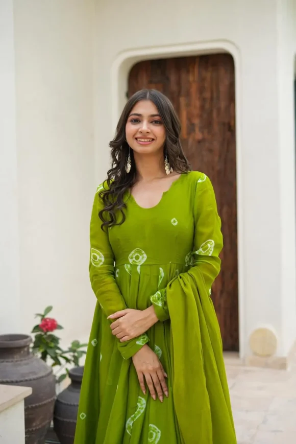 Aashi Green Organza Suit Set - Image 3