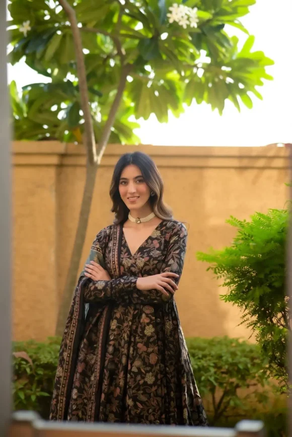 Mahira black muslin suit set - Image 3