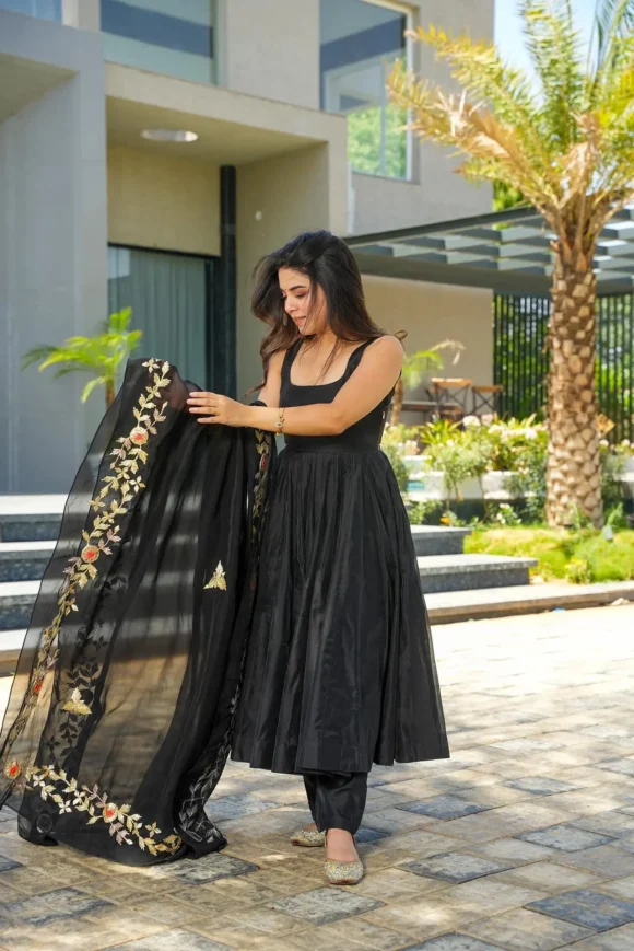 Embellished black chanderi suit set - Image 4