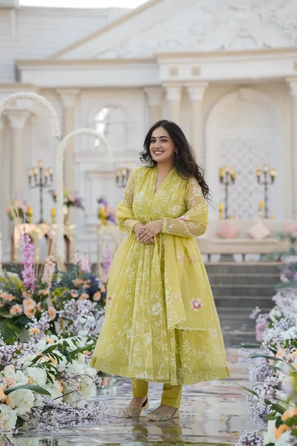 Faded yellow organza suit set - Image 4