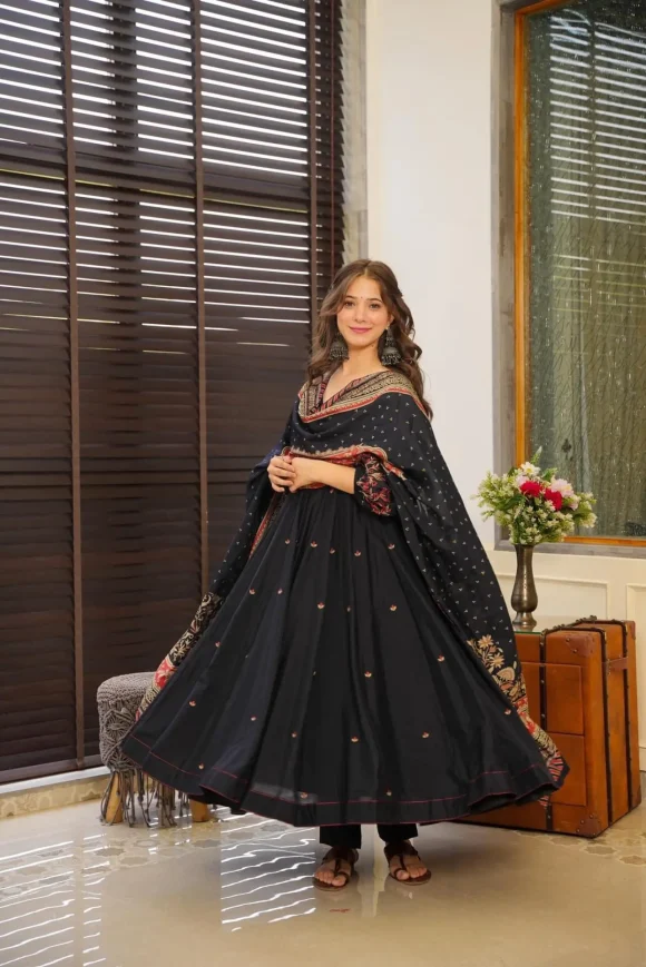 Kalki blue suit set - Image 4