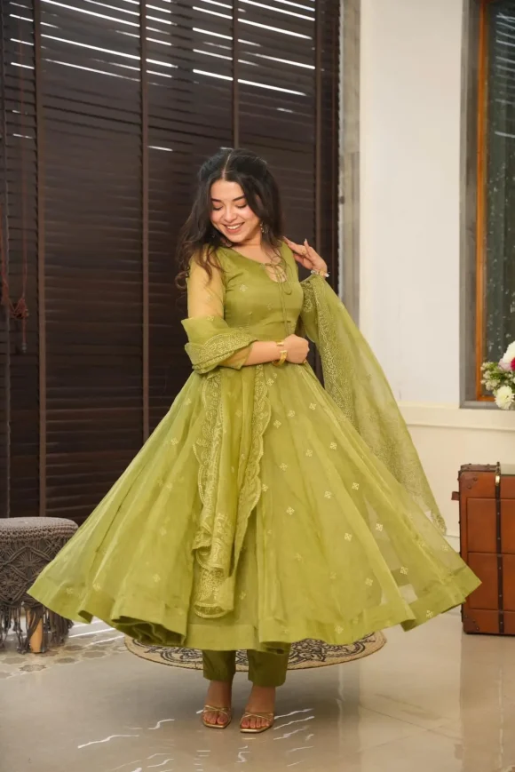 Mochi green organza suit set - Image 4