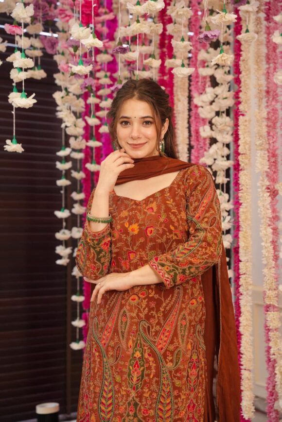 Caramel classic heavy embroidered suit set - Image 5