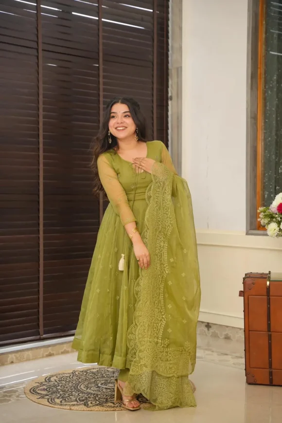 Mochi green organza suit set - Image 5