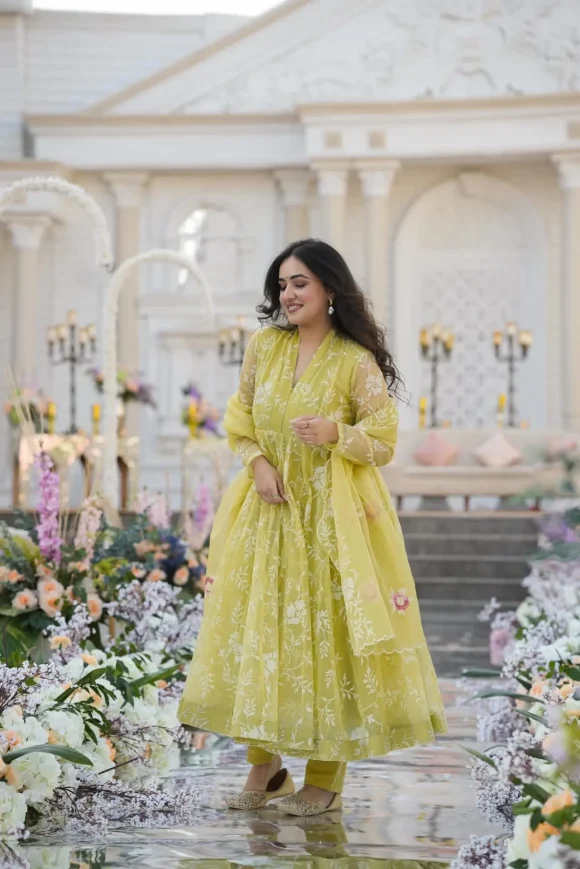 Faded yellow organza suit set - Image 6