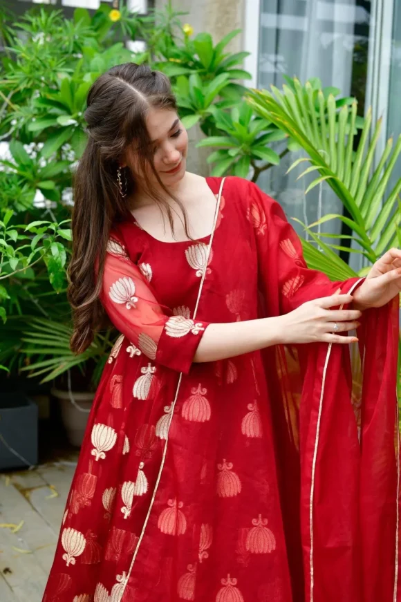 Haafiza maroon organza suit set - Image 6