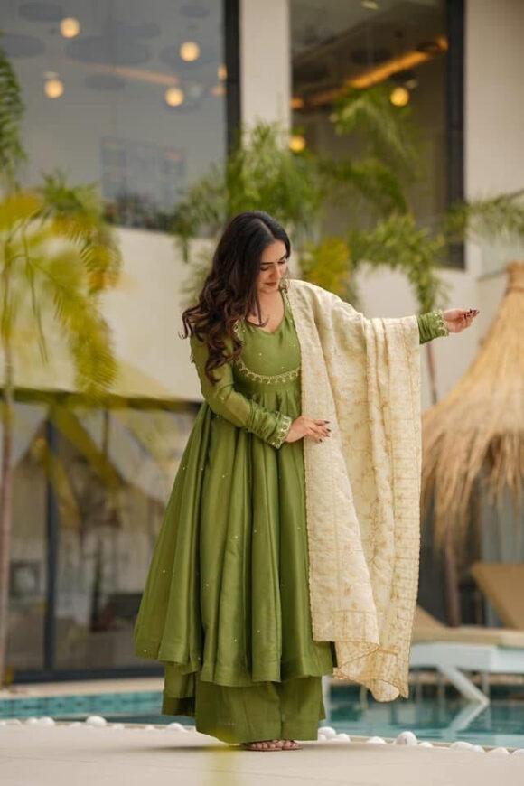 Pista green cosmos suit set - Image 2