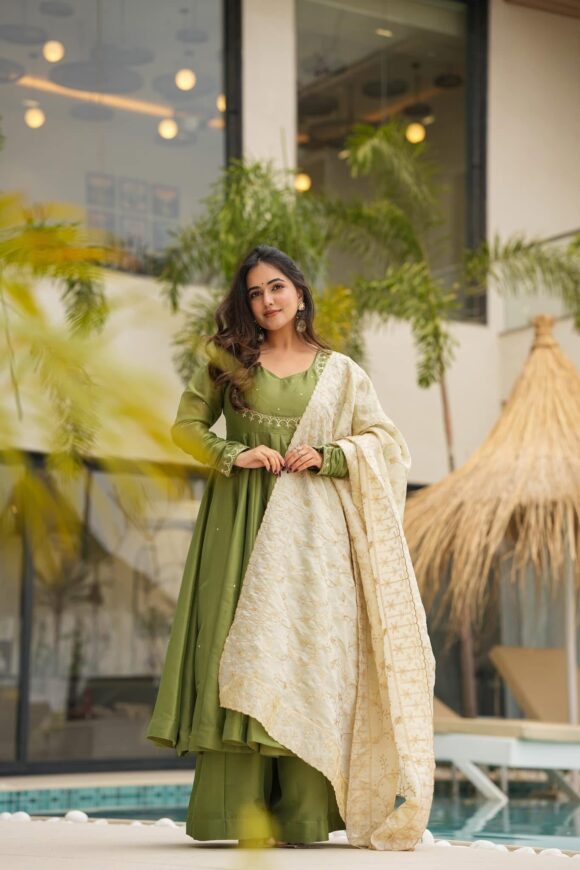 Pista green cosmos suit set - Image 3