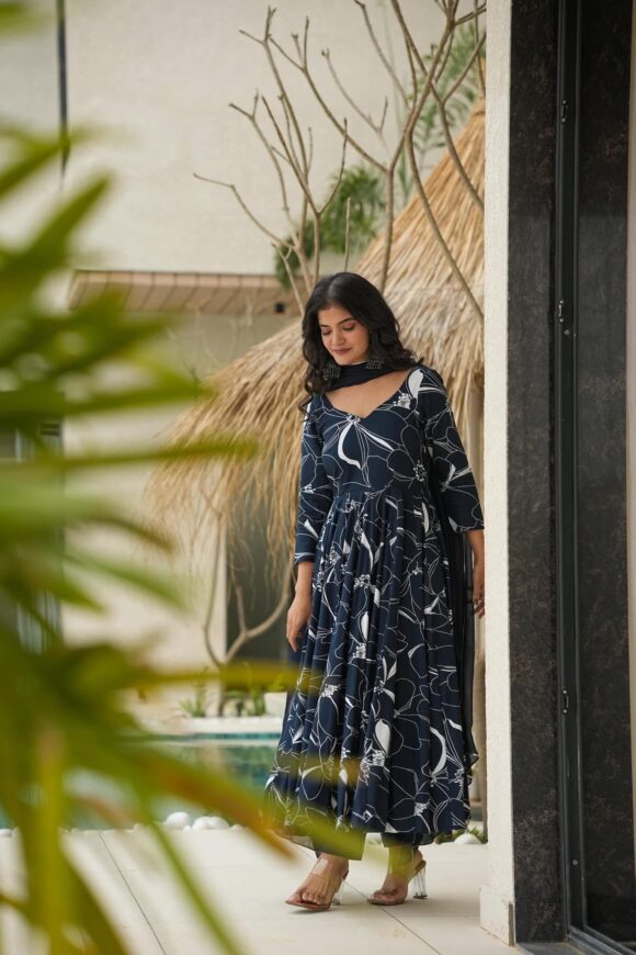 Nibedita linear suit set - Image 2