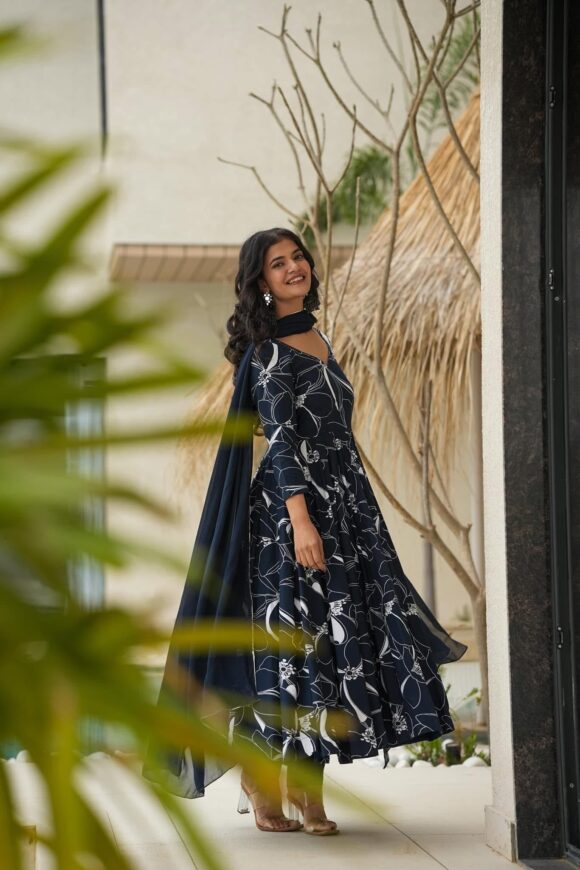 Nibedita linear suit set - Image 4
