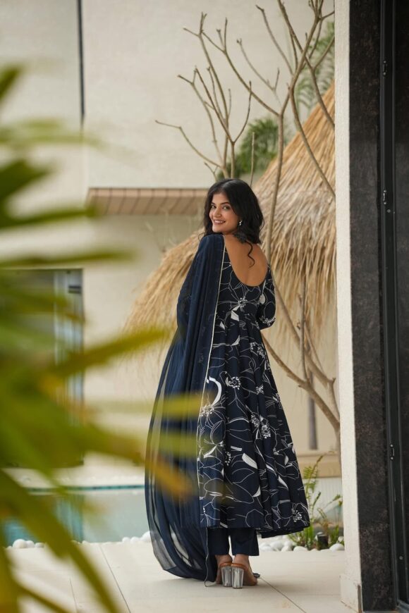 Nibedita linear suit set - Image 5