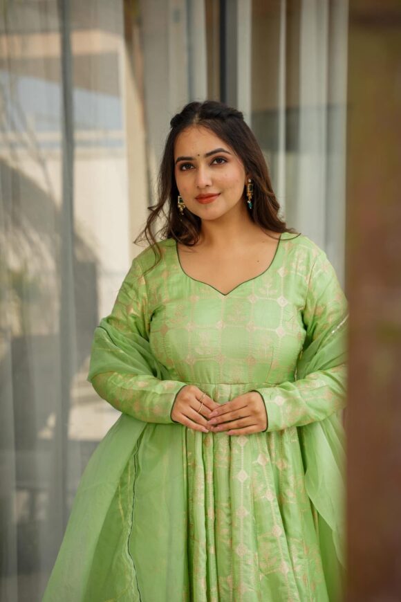 Tanishka Silk suit set - Image 2
