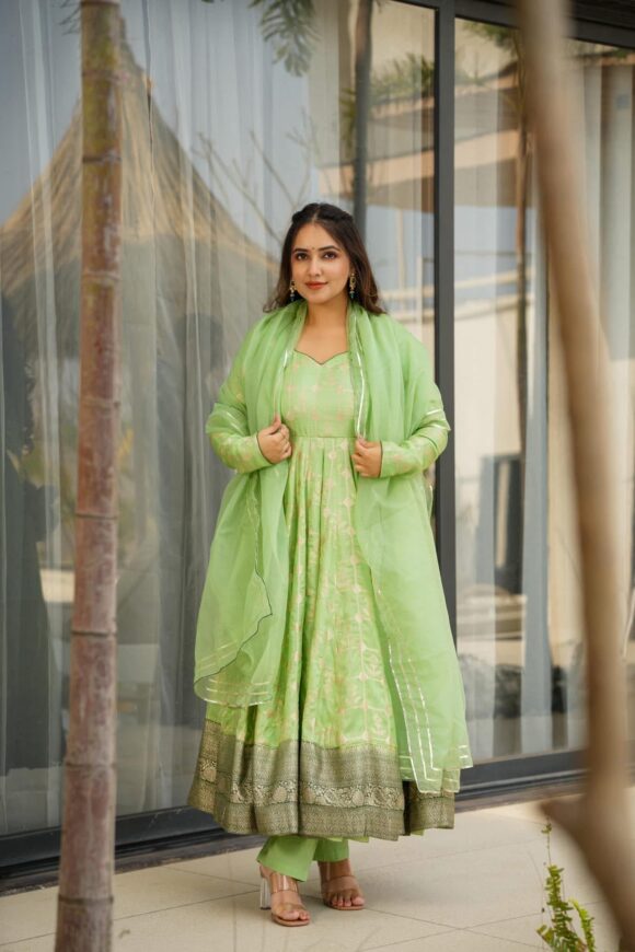 Tanishka Silk suit set - Image 3