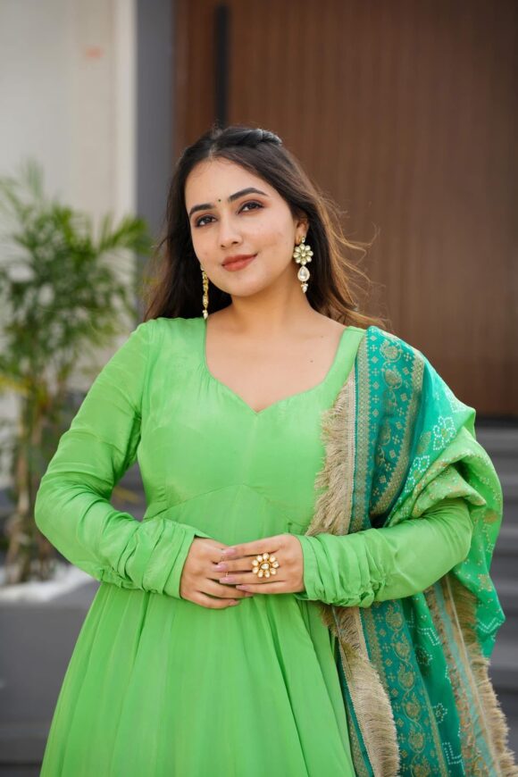 Zainab green crepe suit set - Image 2