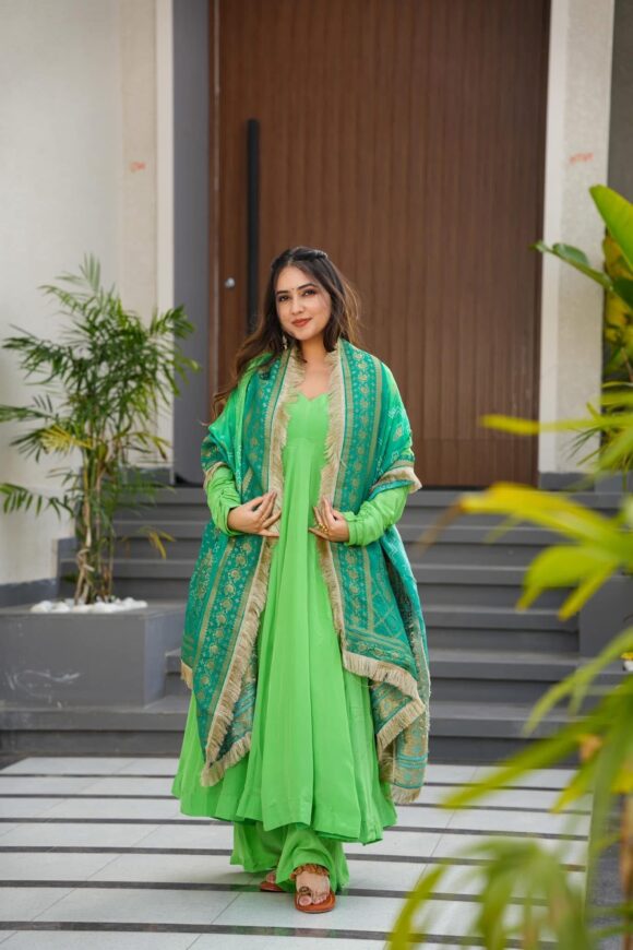 Zainab green crepe suit set - Image 3