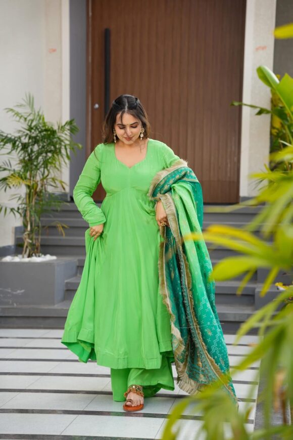 Zainab green crepe suit set - Image 4