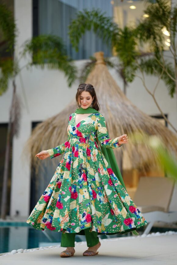 Zayra green rayon suit set - Image 4