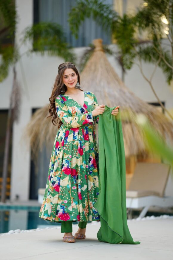 Zayra green rayon suit set - Image 5