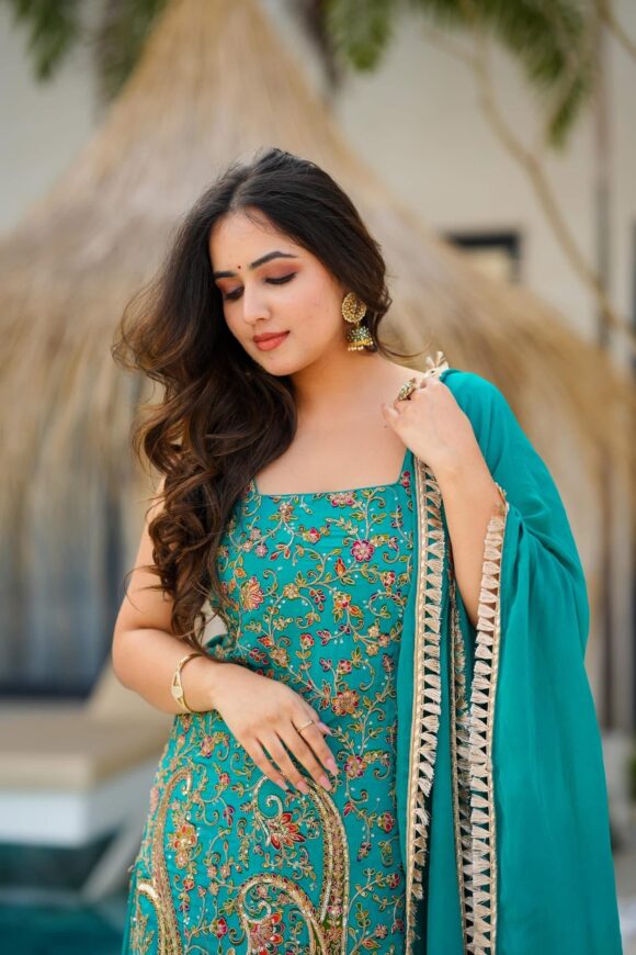 Electric lush heavy embroidered suit set - Image 2