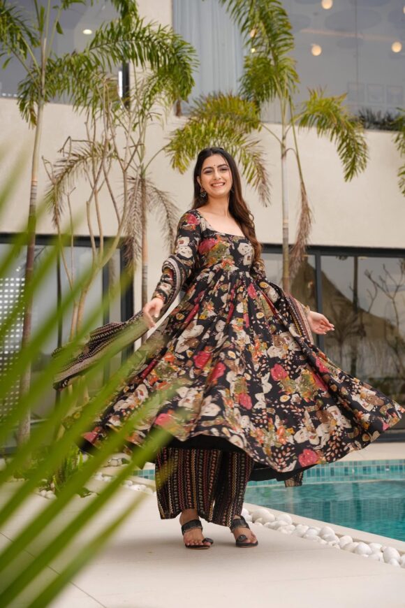 Ebon Flora Black Kurta Set - Image 5