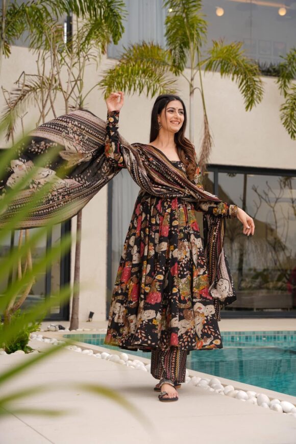 Ebon Flora Black Kurta Set - Image 3