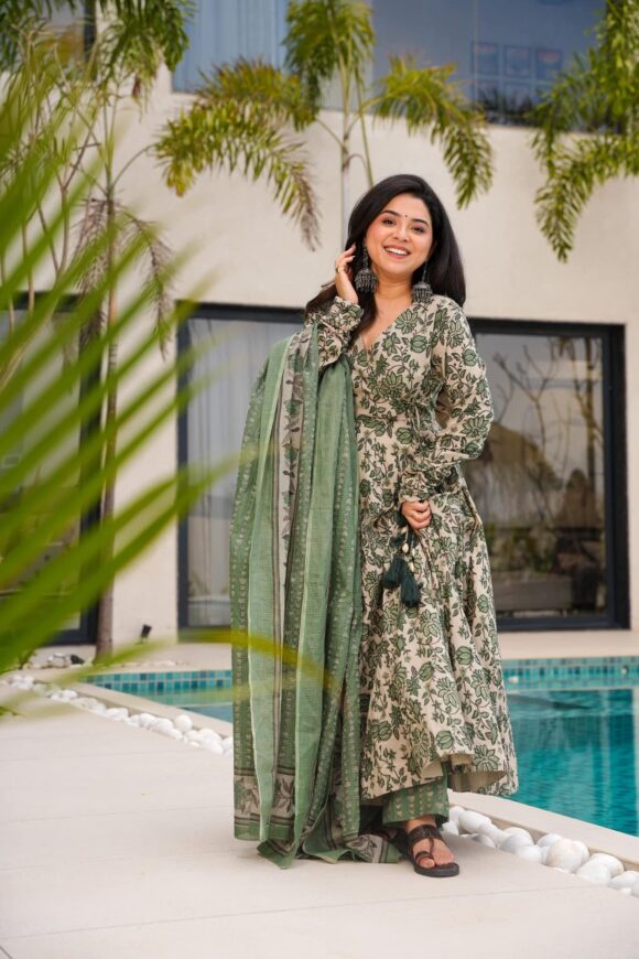 Khanak Green Cotton Suit Set - Image 4