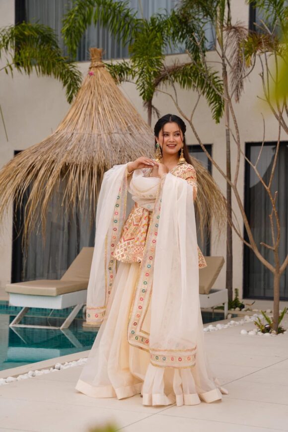 Ishita Ivory Embroidered Kurta Set - Image 4